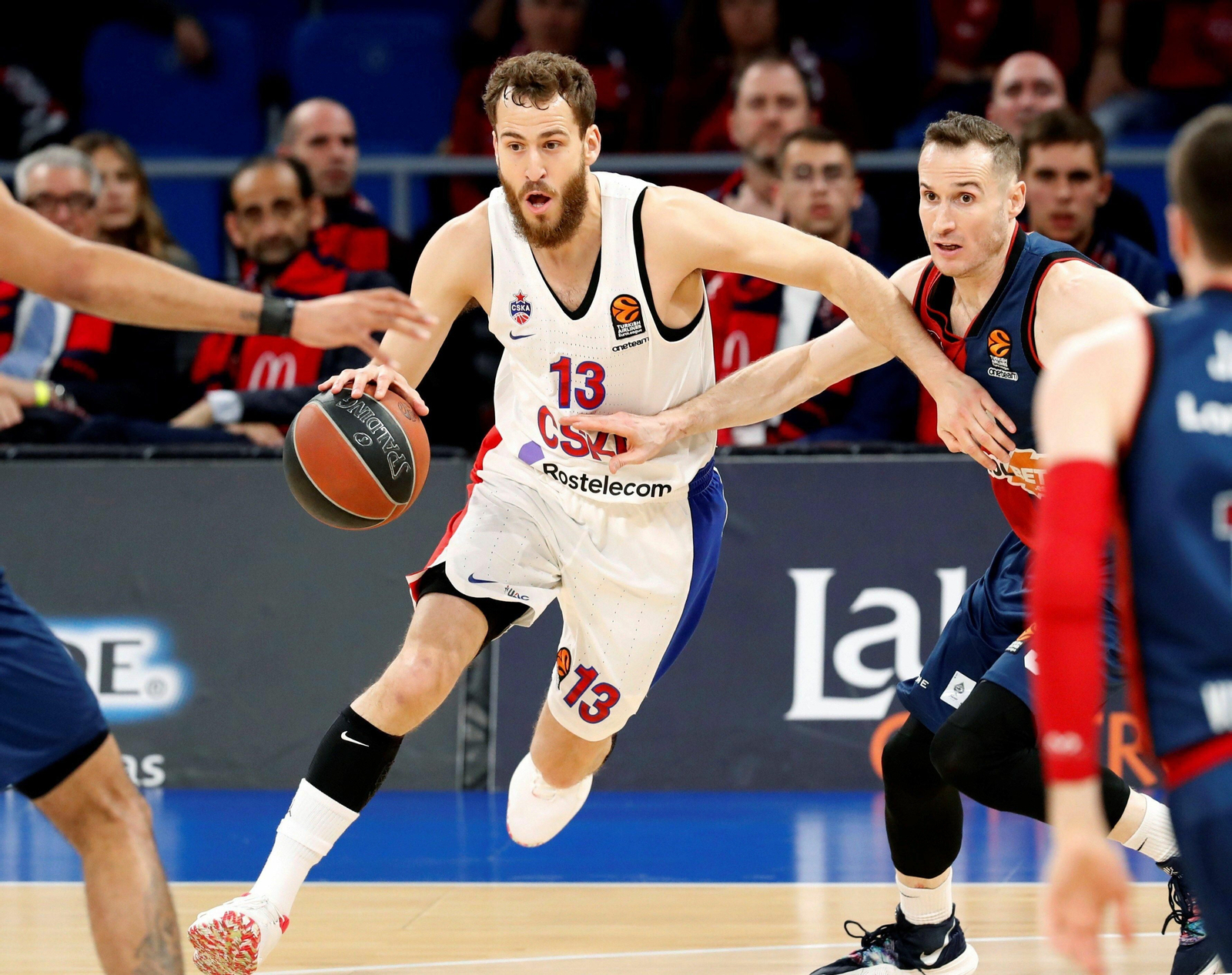 Sergio Rodríguez bota ante Marcelinho Huertas.