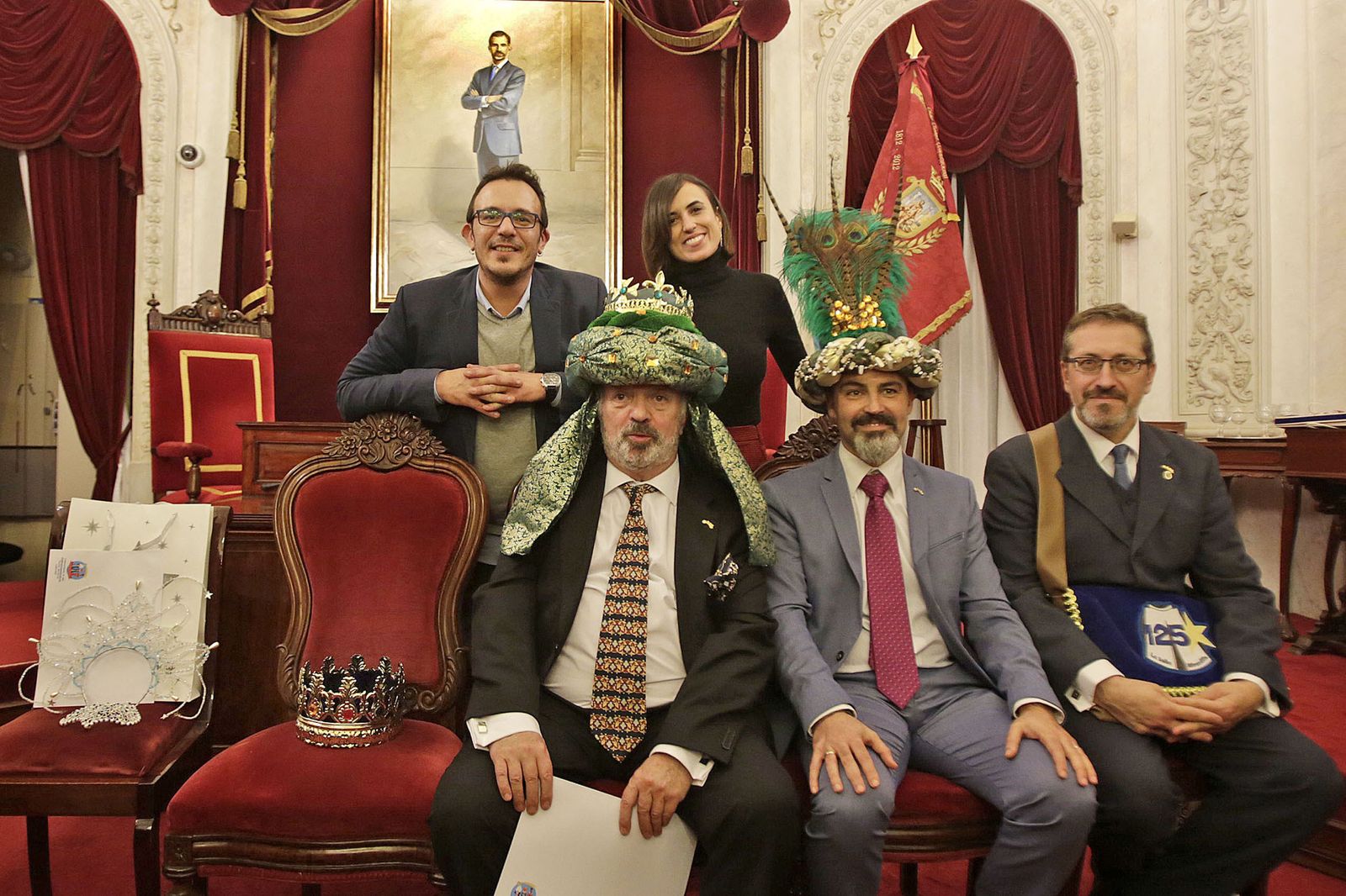 Los reyes Gaspar y Baltasar, el Cartero Real, el alcalde y la edil Lola Cazalilla.