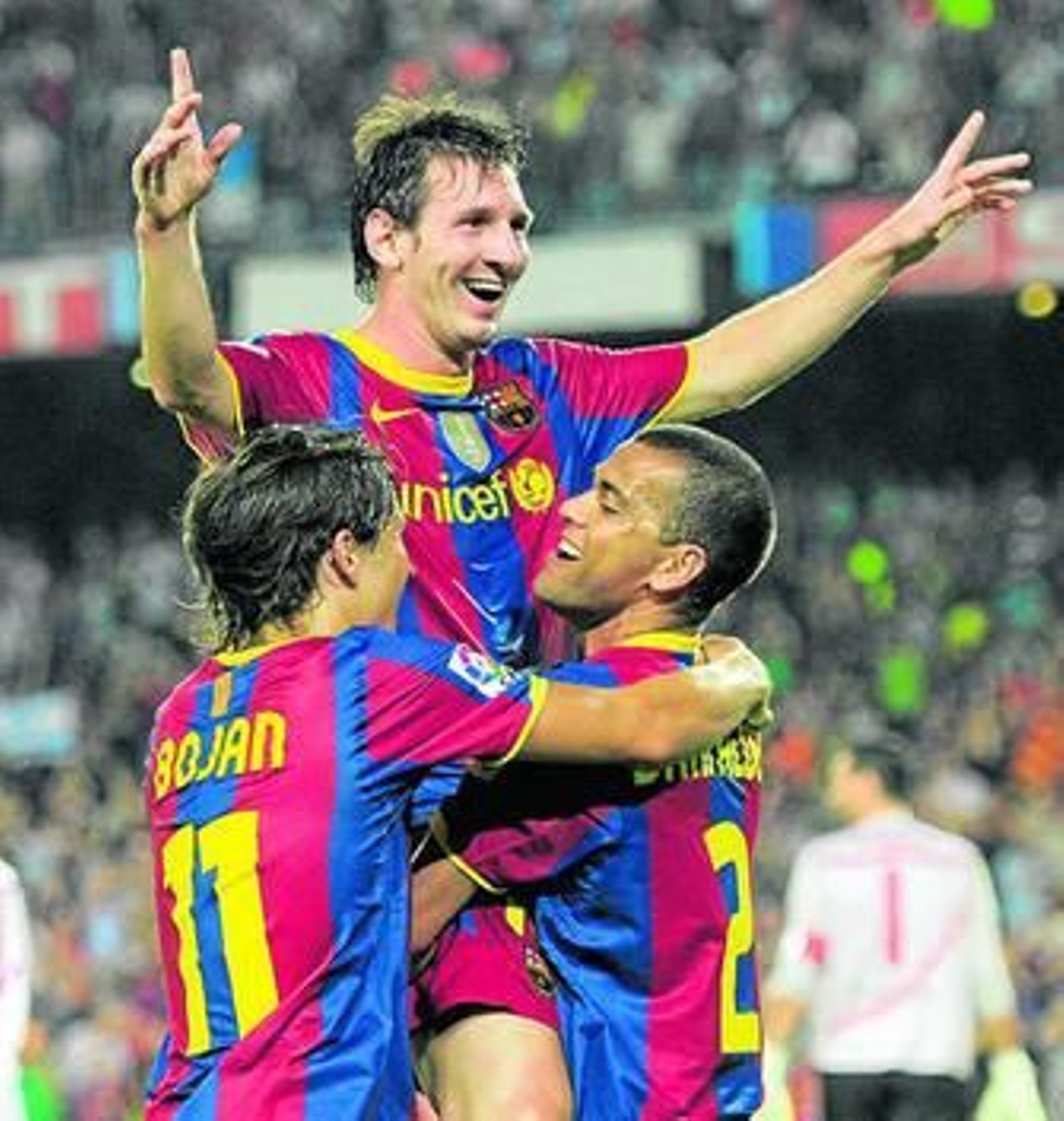 Bojan y Dani Alves elevan a Leo Messi, el gran héroe de la noche azulgrana.