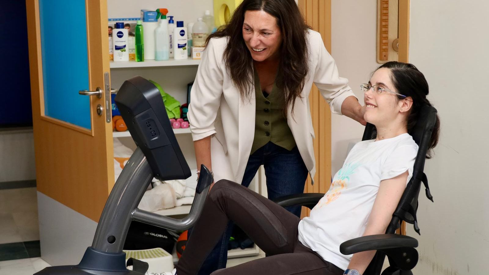 Un momento de la visita de la consejera a la residencia de FAAM