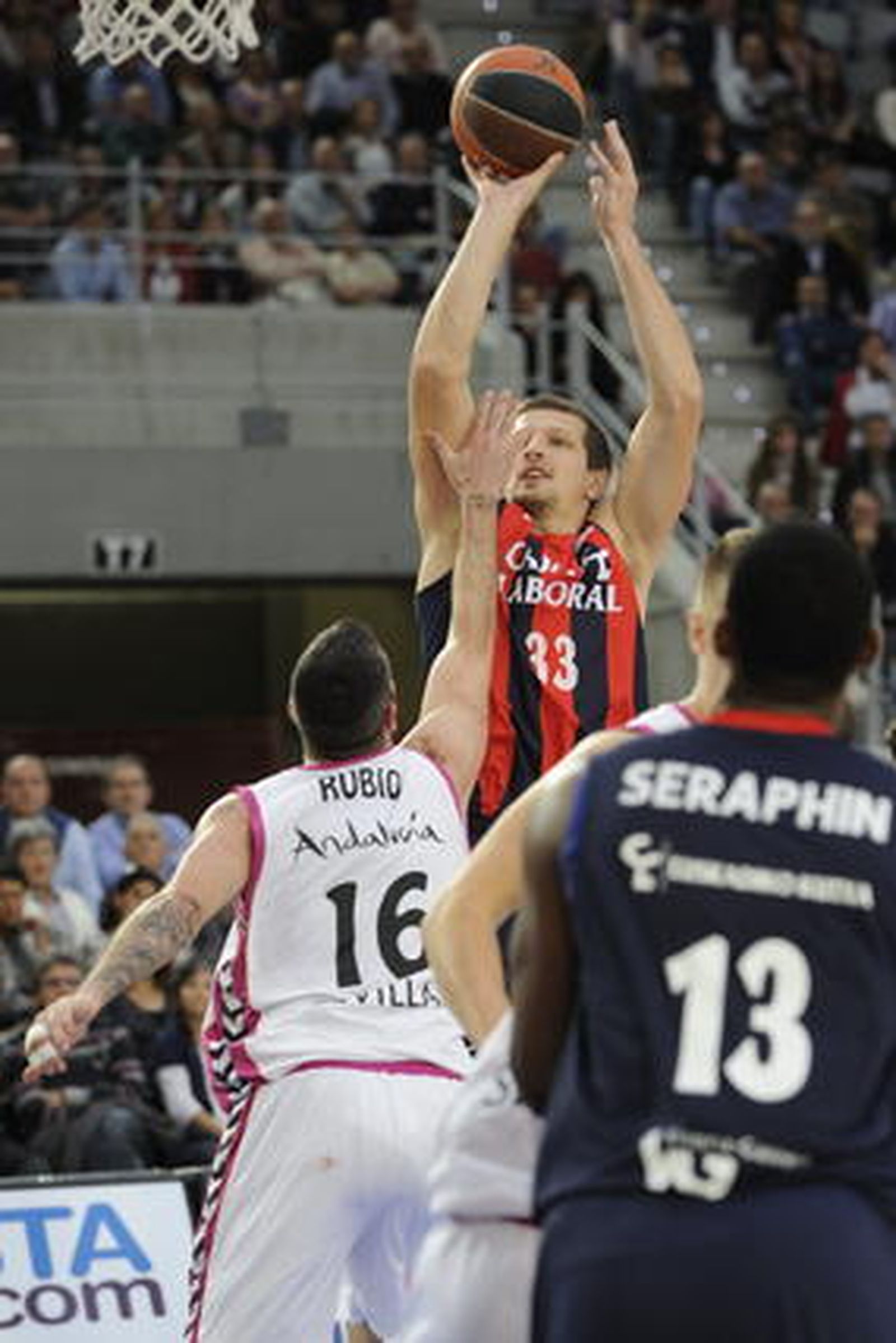 El Cajasol-Banca Cívica comienza su andadura en la Liga Endesa con derrota en casa del Caja Laboral (73-60).

Foto: Lino González (ACB Photo)