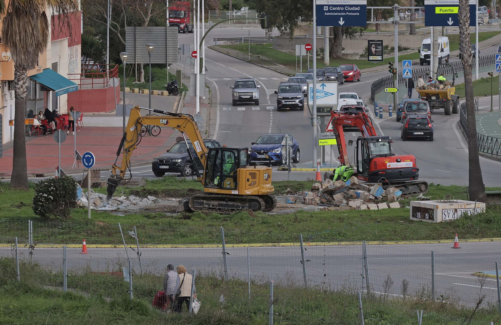 Fotos de la demolición de la fuente de la rotonda del Varadero en Algeciras