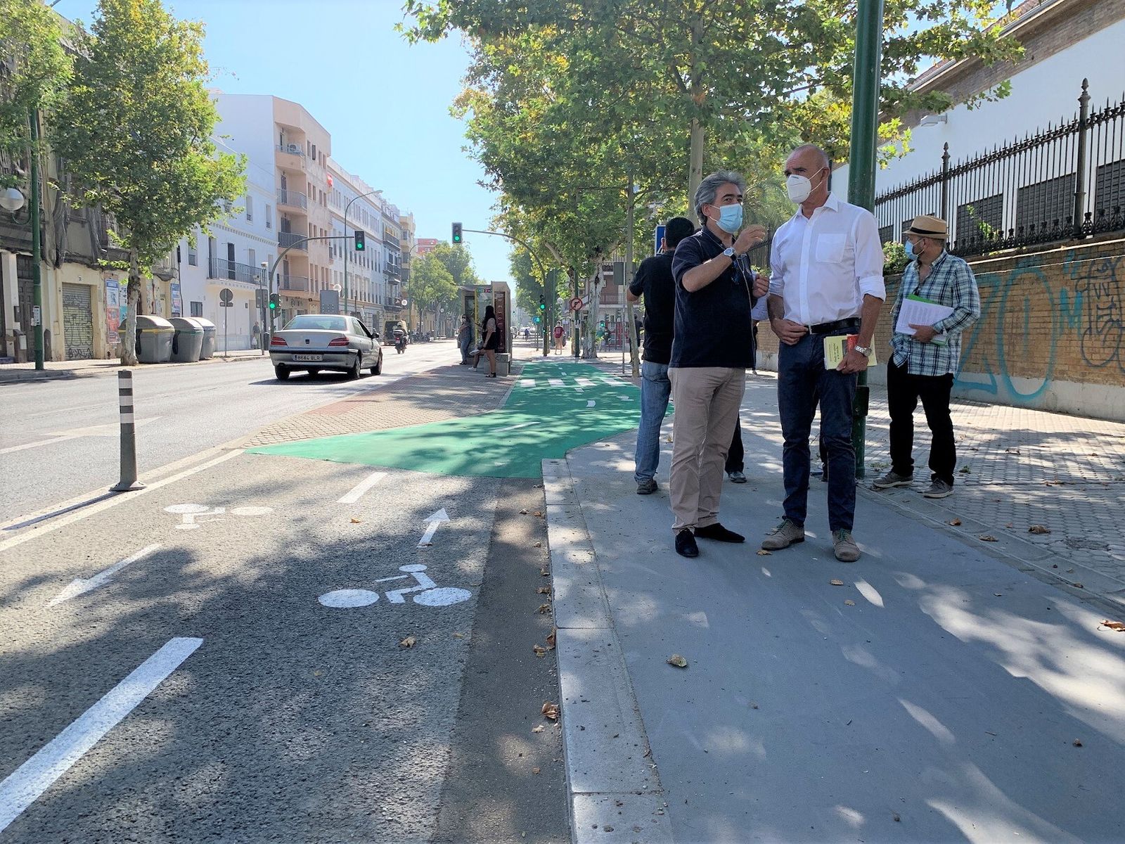 Antonio Muñoz y Javier Huesa (responsable de la Oficina de la Bicicleta) en una visita a la reforma del carril bici en la Resolana.