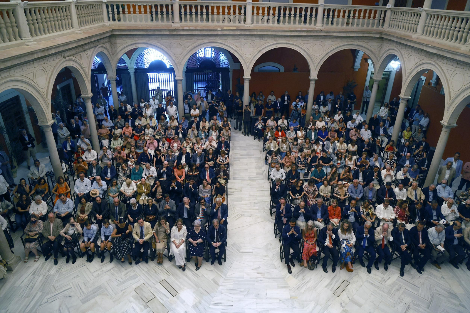 Presentación del libro  'Juan Robles, la sonrisa del tabernero' de Carlos Navarro, todas las imágenes