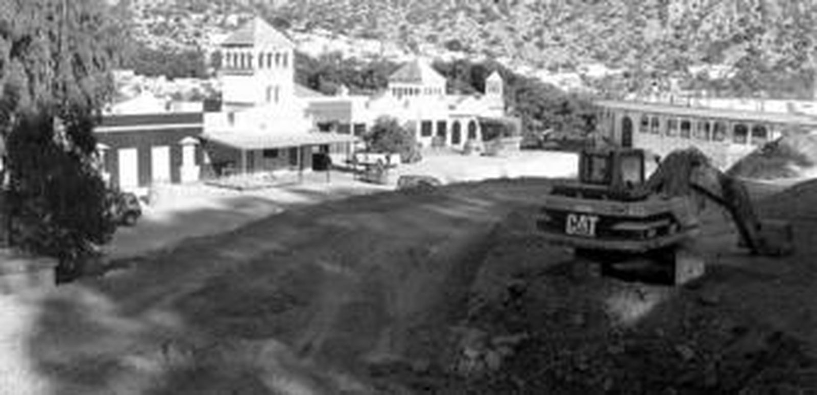 Continúan los movimientos de tierra para realizar el botellódromo.