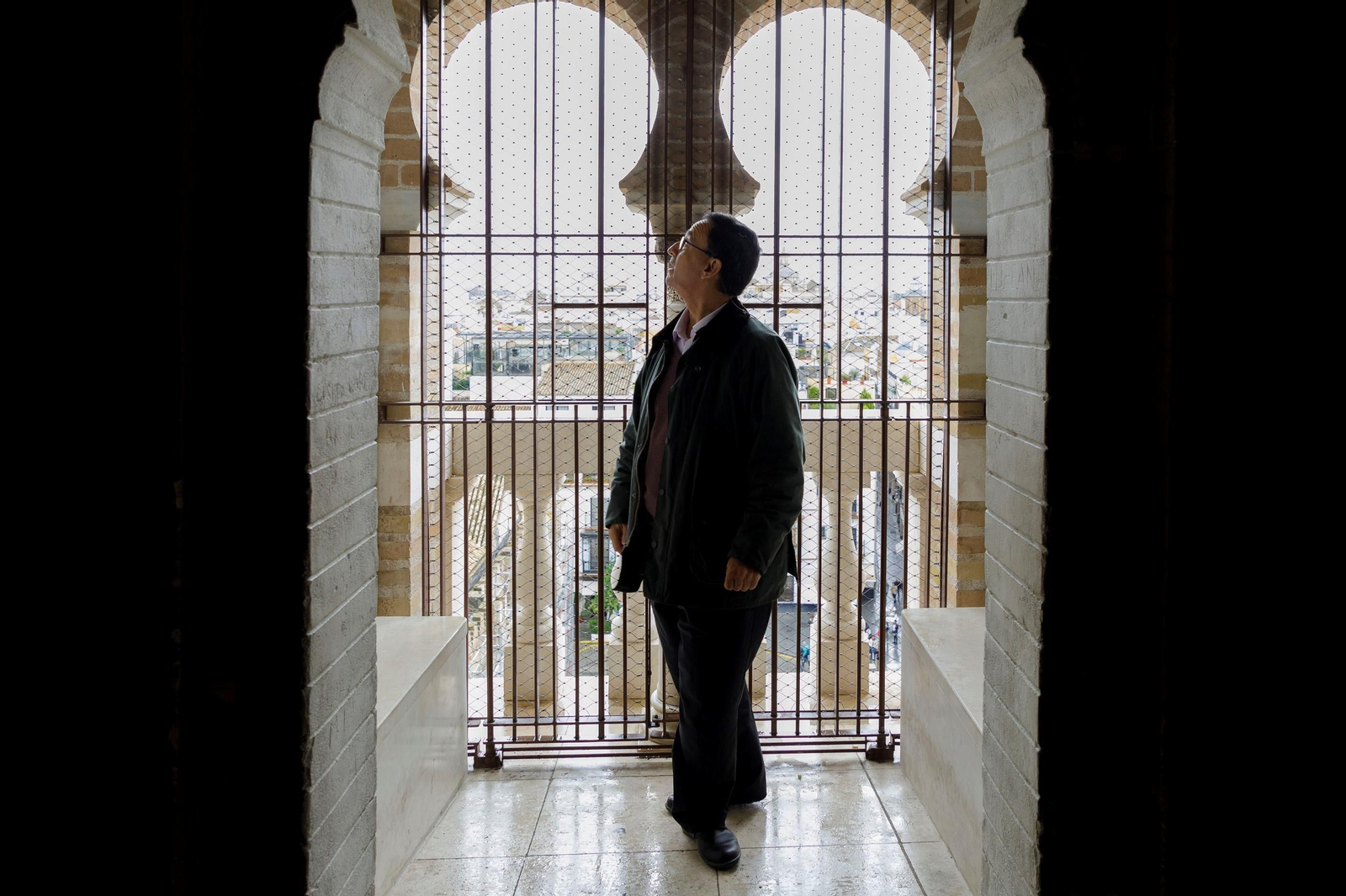 El arquitecto Eduardo Martínez Moya muestra una de las nuevas protecciones instaladas en la cara norte.
