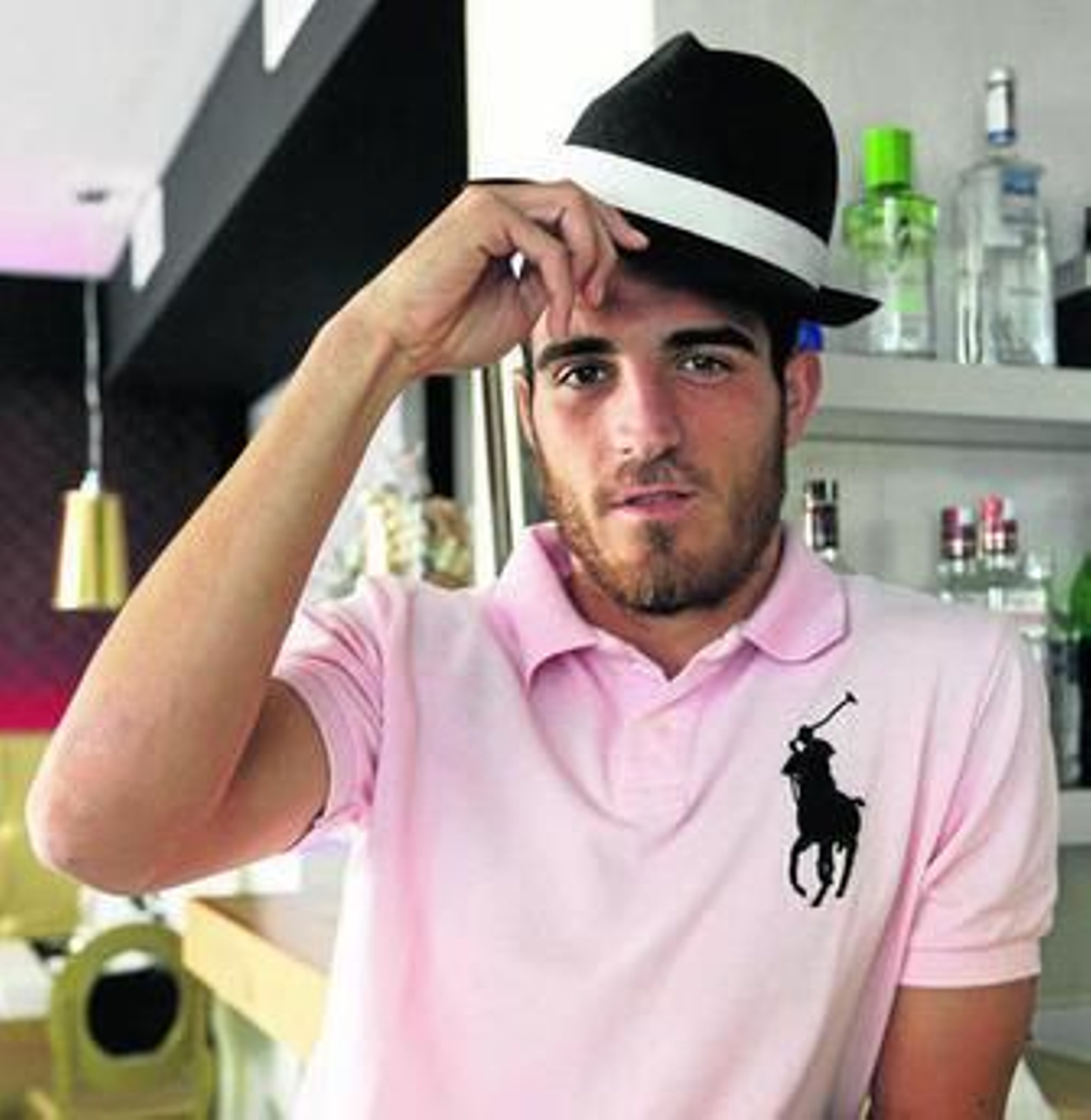 Fran Vélez, en un simpático posado en 'La Mafia' tras la tertulia.