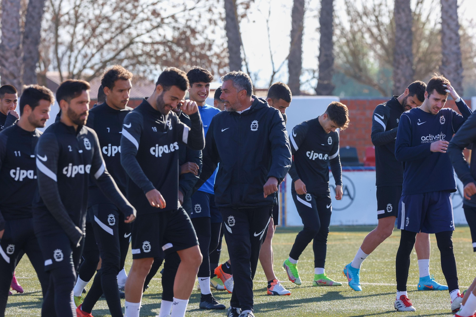 Juan Marrero, técnico del Montijo, charla con sus jugadores en un entrenamiento. Juan Marrero, técnico del Montijo, charla con sus jugadores en un entrenamiento.