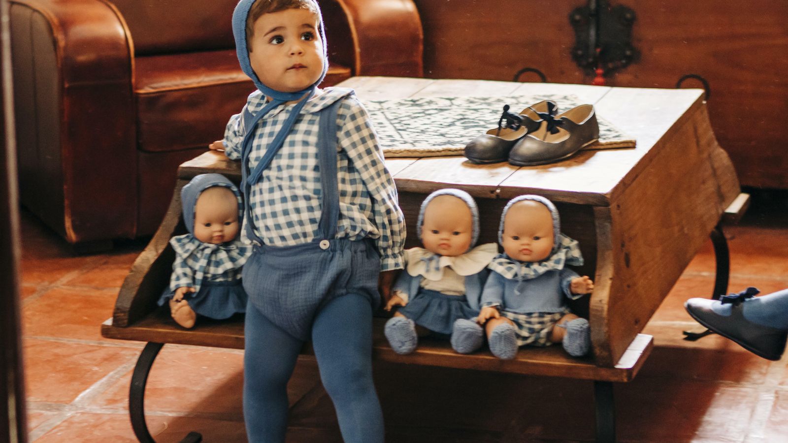 En la colección también hay muñecas vestidas a juego con los niños.