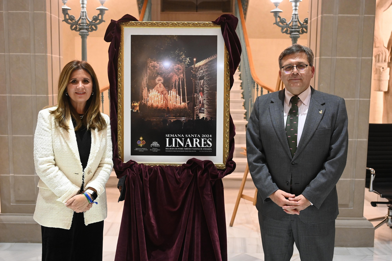 La alcaldesa, junto al cartel de la Semana Santa de Linares.