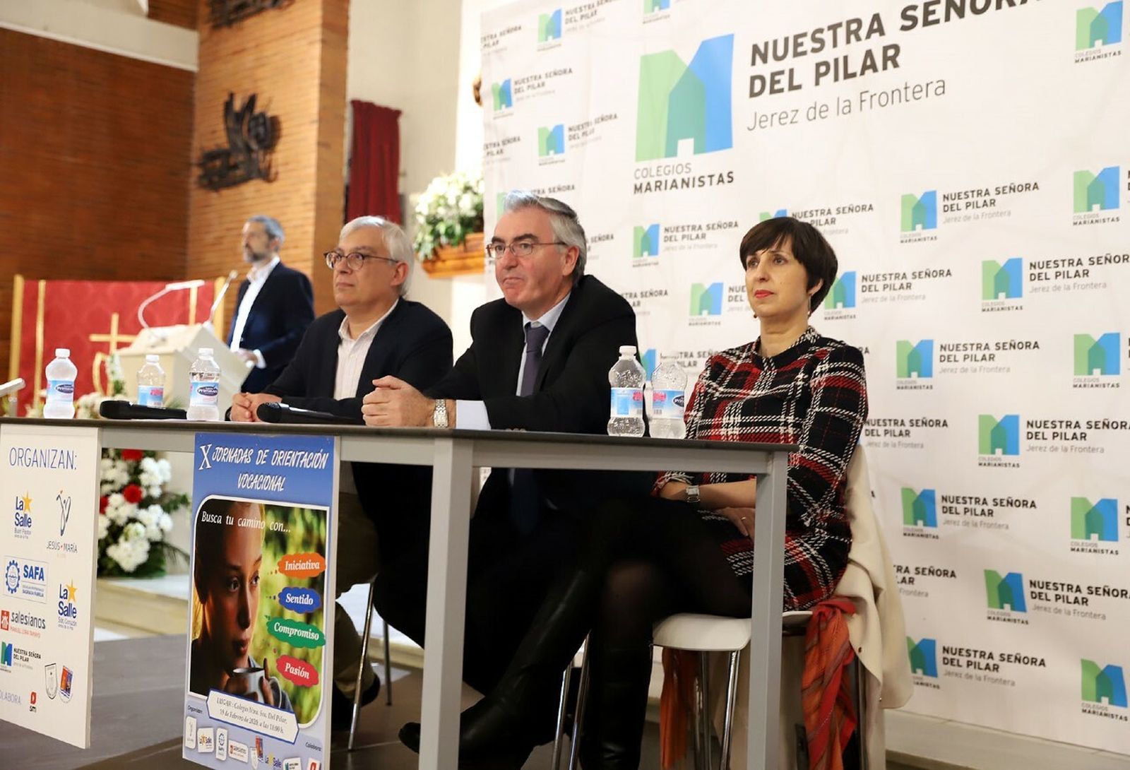 El delegado municipal Juan Antonio Cabello (izq.) acudió a la sesión de apertura.