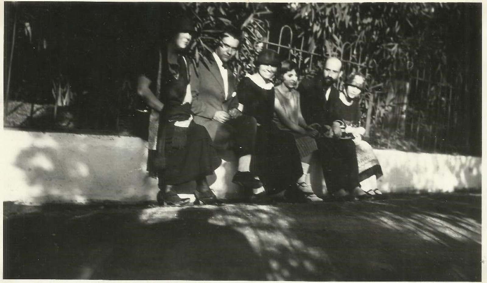 Imagen de la visita de Jiménez a la Alhambra junto a su mujer y a la familia García Lorca