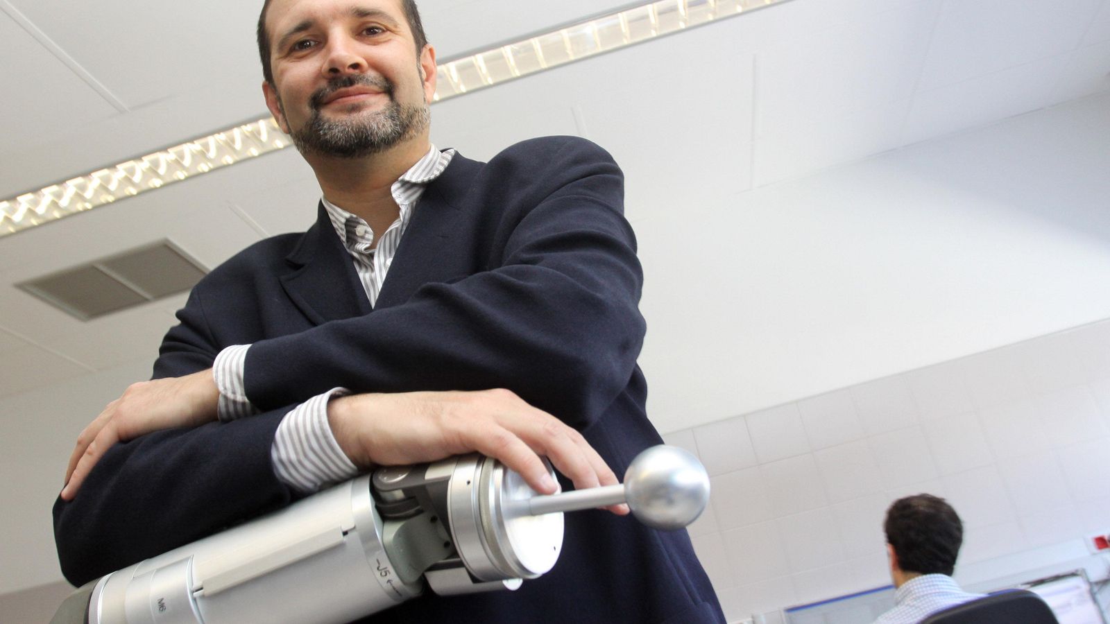 íctor Muñoz, con un brazo robótico perteneciente a un proyecto anterior.