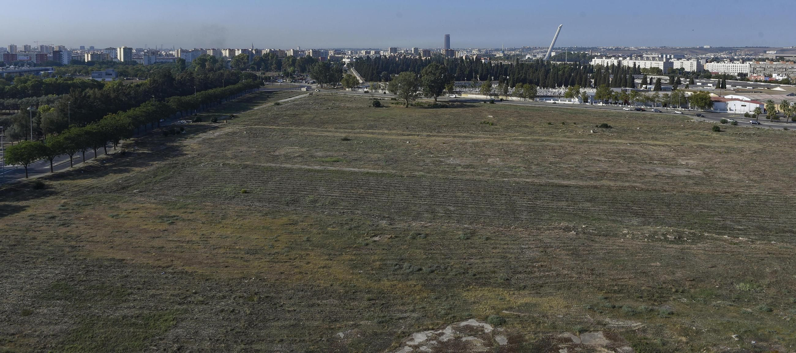 Vista aérea de la parcela, con el cementerio y El Vacie al fondo.