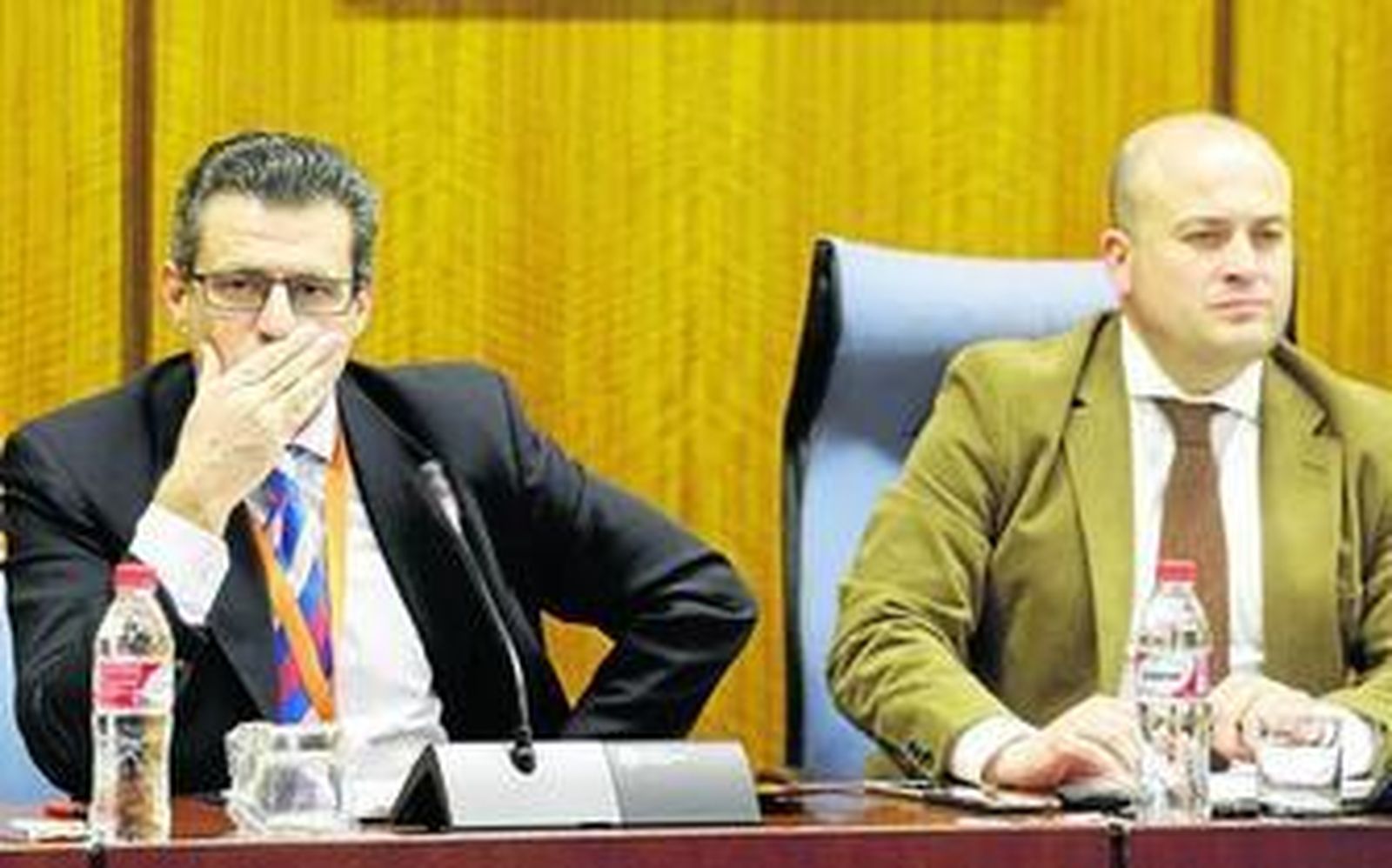 El interventor provincial de Huelva, Miguel Ángel García Bermúdez (izqda.), junto al presidente de la comisión, Julio Díaz.