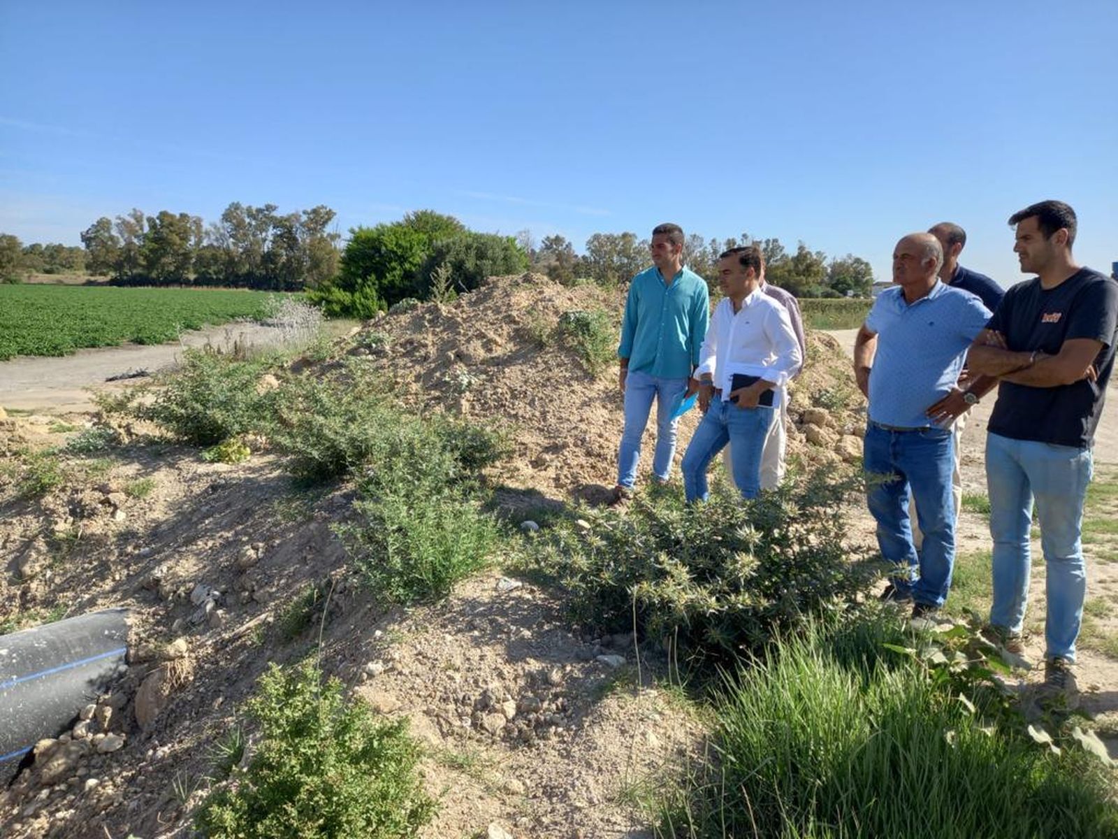 Una de las visitas de representantes de la Junta a comunidades de regantes del Guadalete.