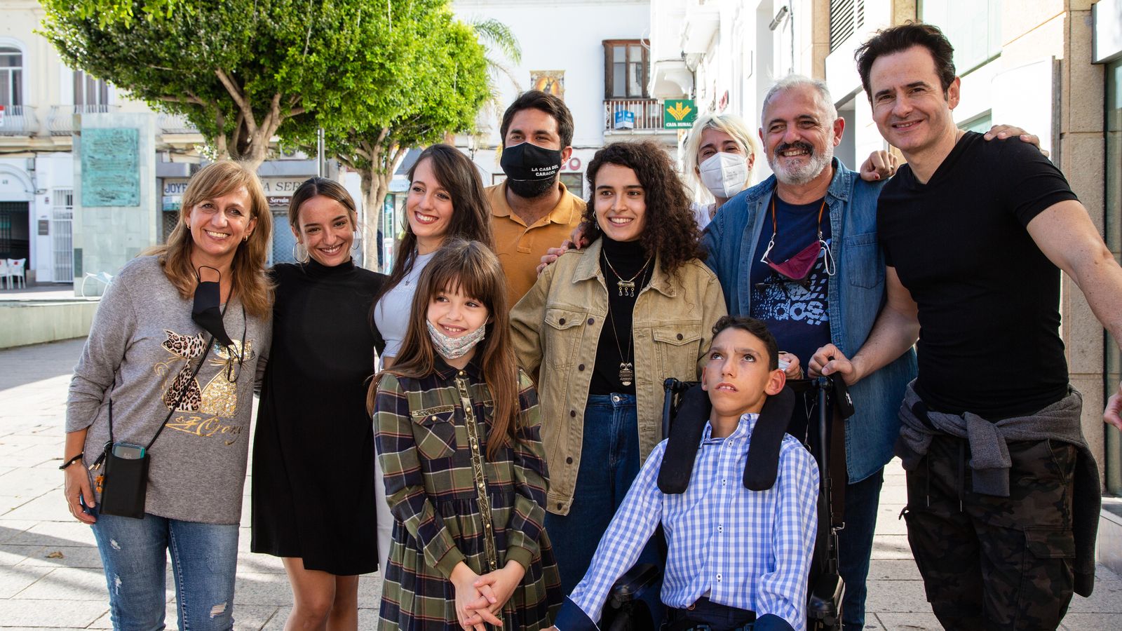 Una imagen tomada durante el rodaje del corto 'Cuesta arriba' en San Fernando, con Teresa Trasancos junto a los protagonistas.