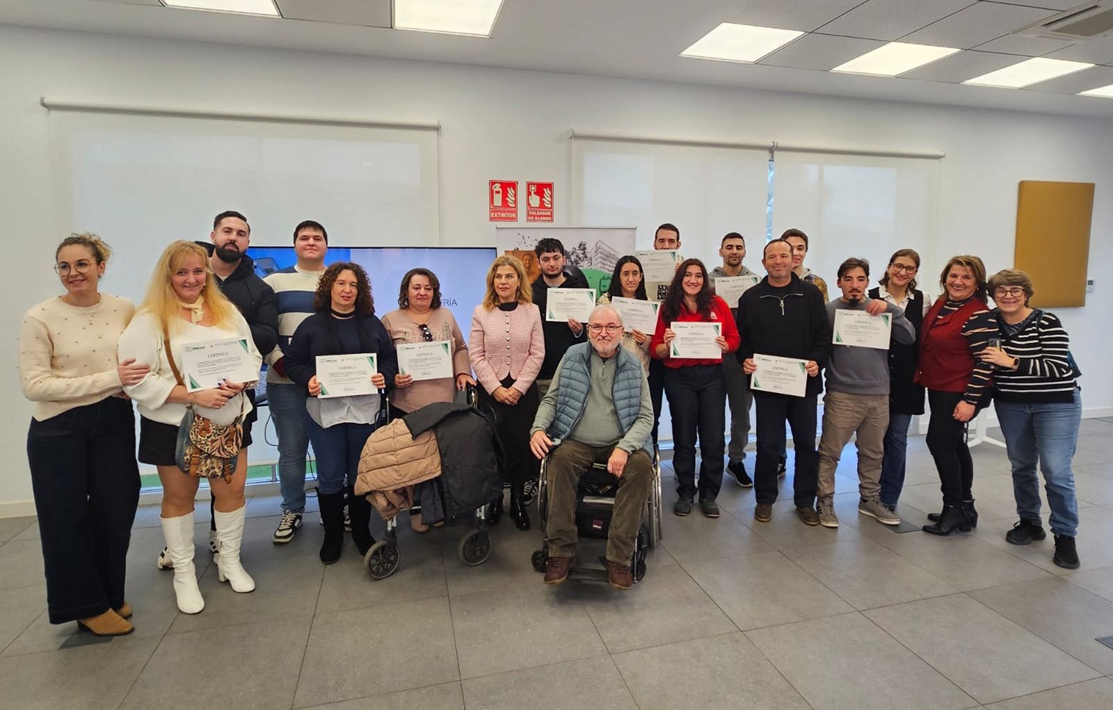 El alumnado, con sus diplomas acreditativos.