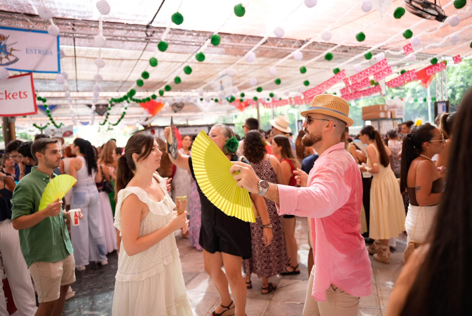 Los almerienses disfrutan del martes en la Feria del Mediodía
