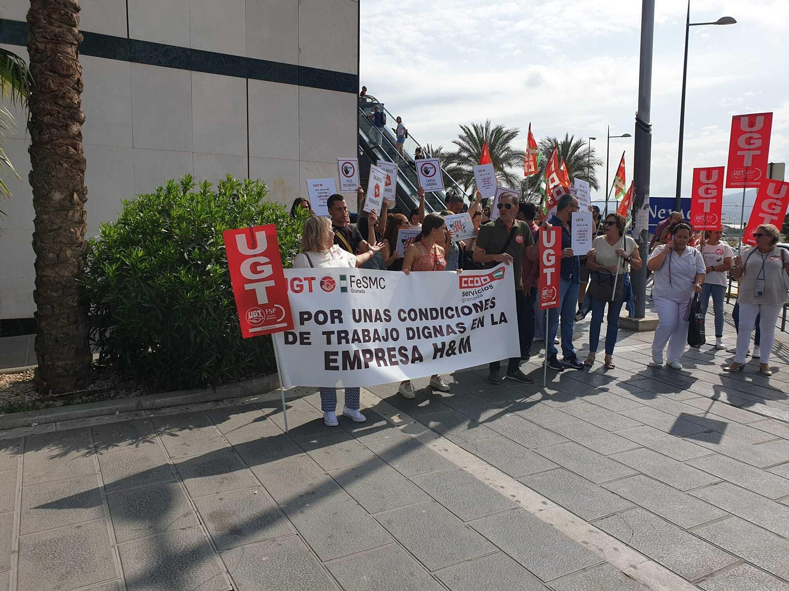 Imagen del paro ante el Centro Comercial Nevada.