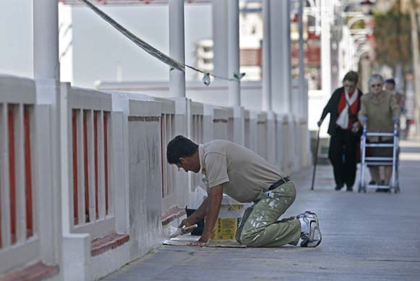 Decenas de operarios se afanan estos días por dejar la zona estrella del verano gaditano en perfecto estado./Joaquín Pino

Foto: Joaquin Pino
