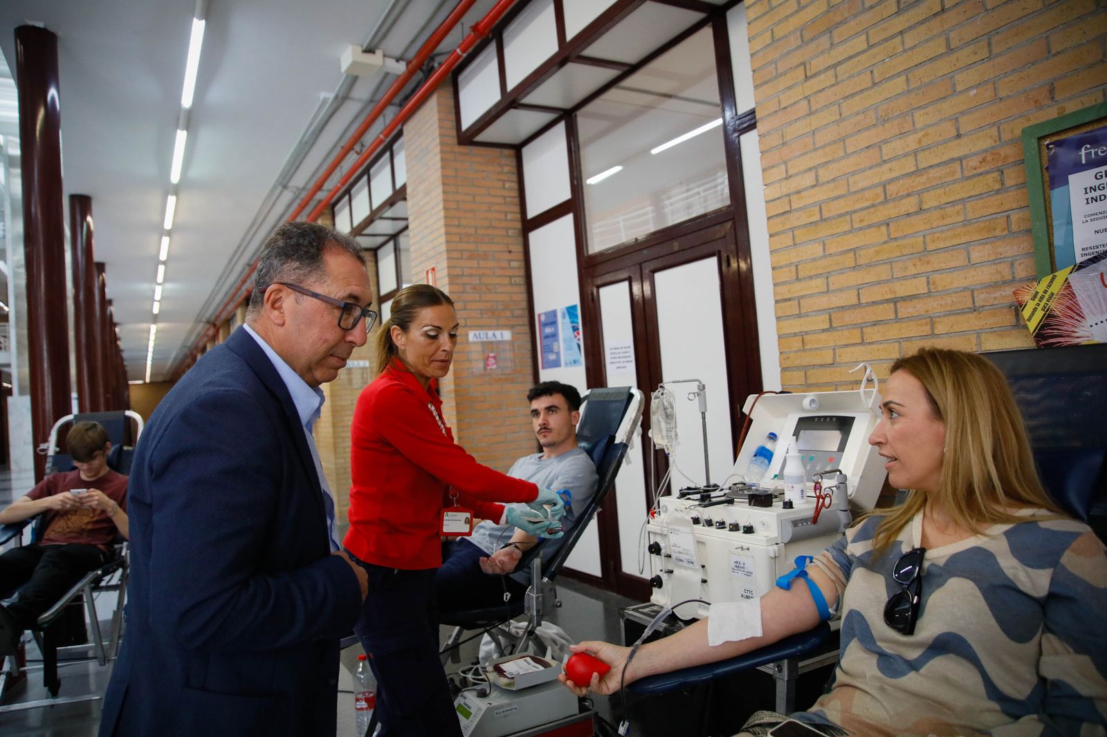 Juan de la Cruz Belmonte y Aref Laarej en la colecta de sangre de la UAL