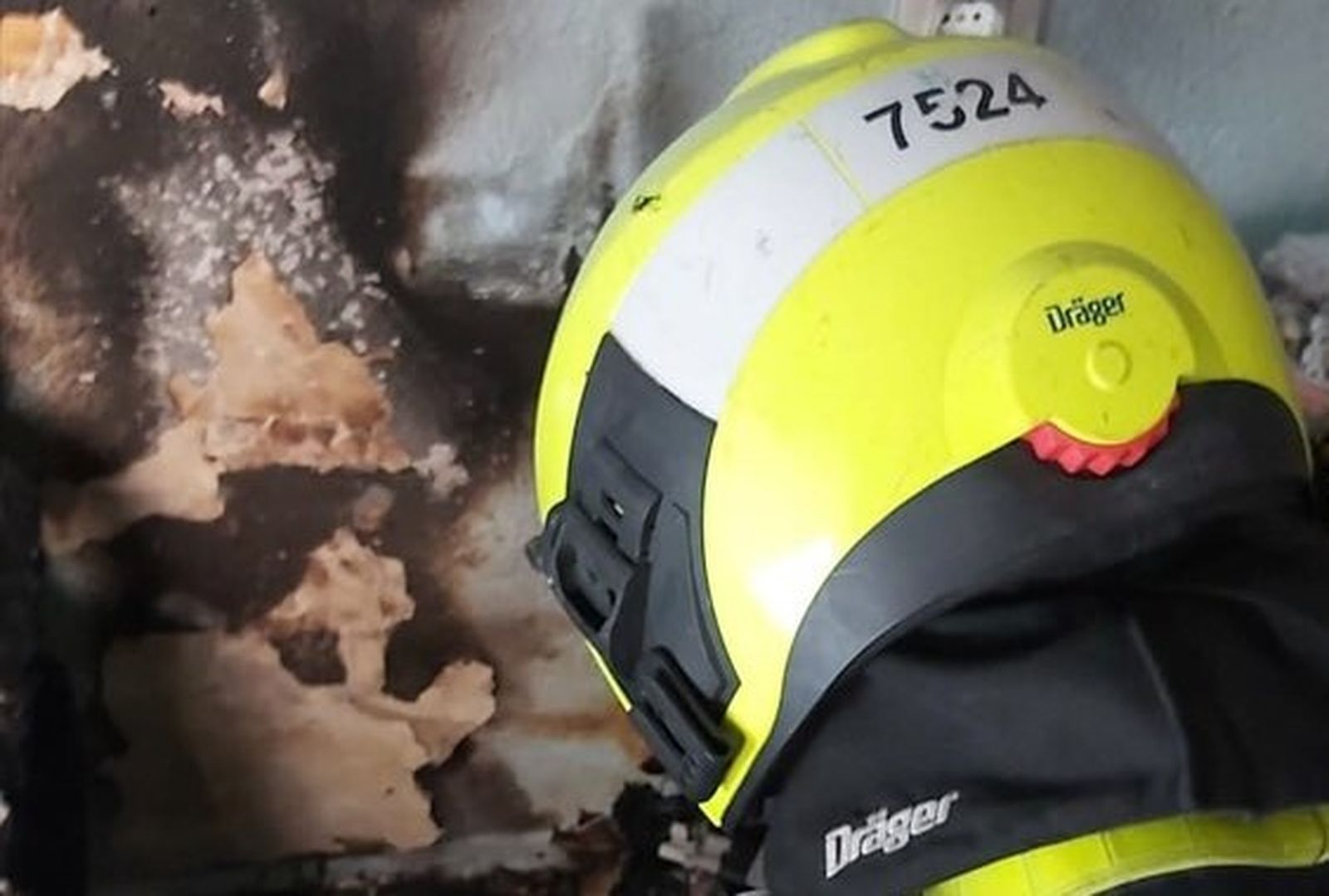 Un bombero, durante las labores de extinción del incendio.