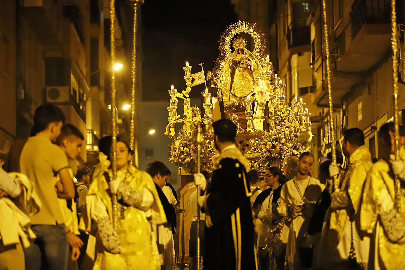 Imágenes de la Virgen del rosario en sus misterios gloriosos en procesión por el Polvorín