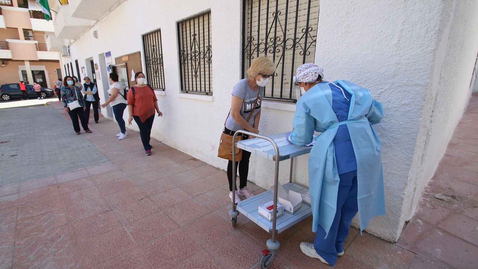 Trabajadoras hacen turno para pasar al consultorio para hacerse la prueba.