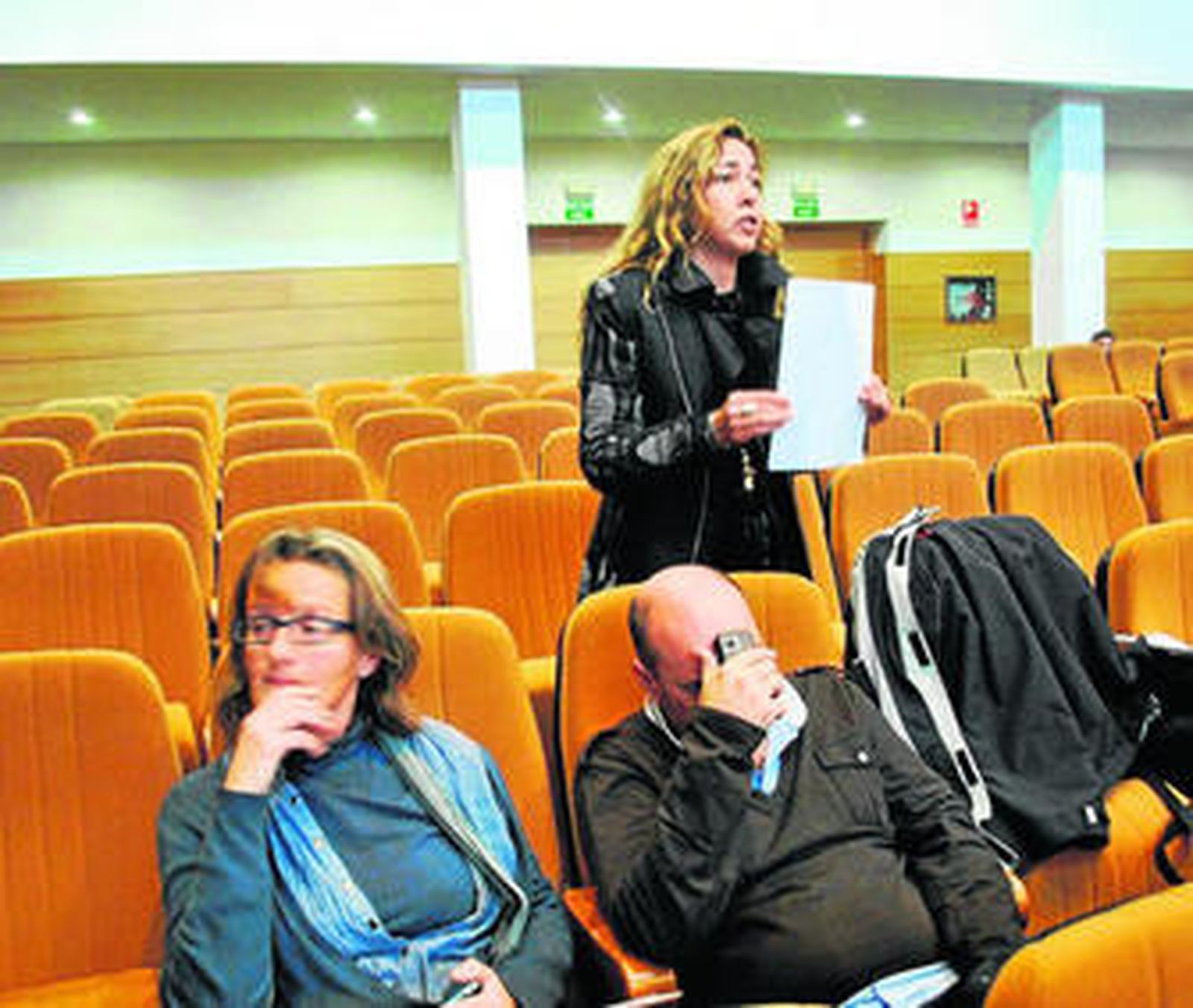 Una representante de Afectados de Parque Animal expulsada del Pleno por intervenir sin permiso.