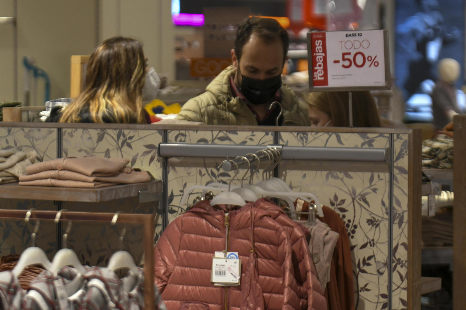 Fotos: el inicio de las rebajas en el Corte Inglés de Granada