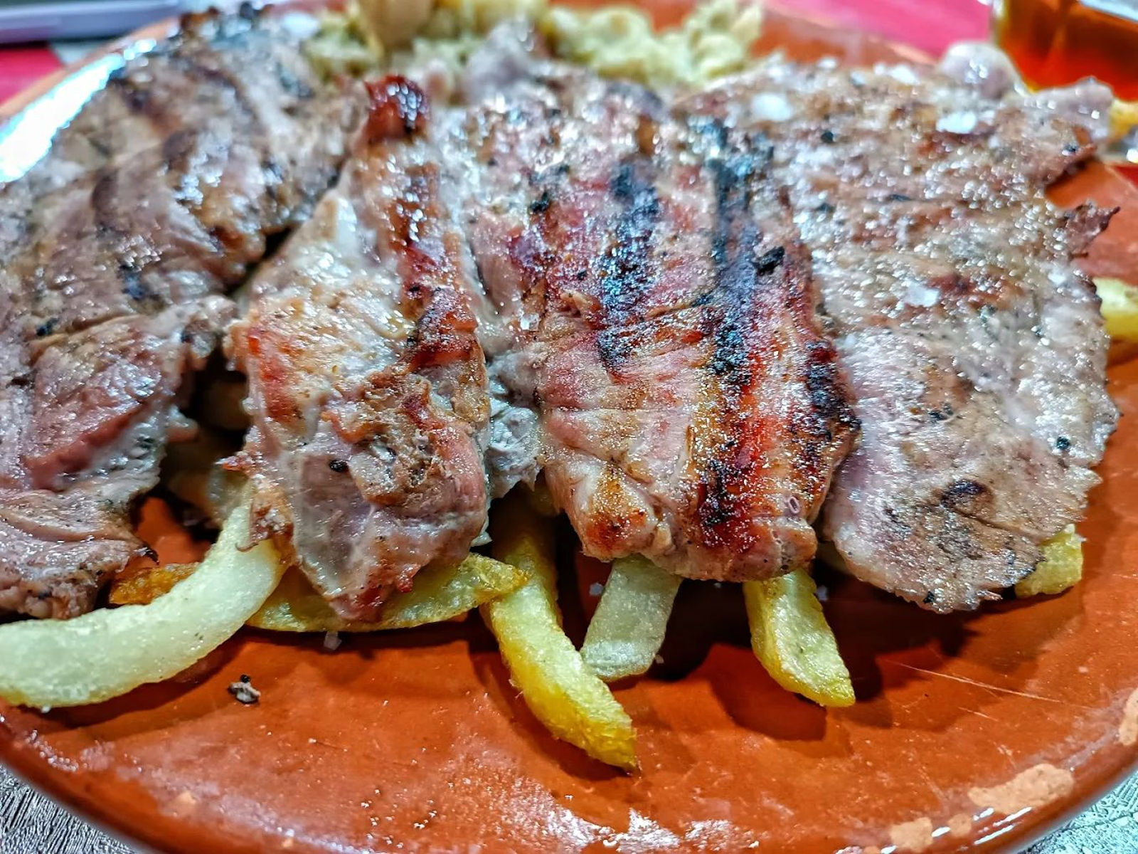 Restaurante El Castillo (Medina Sidonia). Las carnes y los guisos, acompañados de patatas fritas caseras son su fuerte