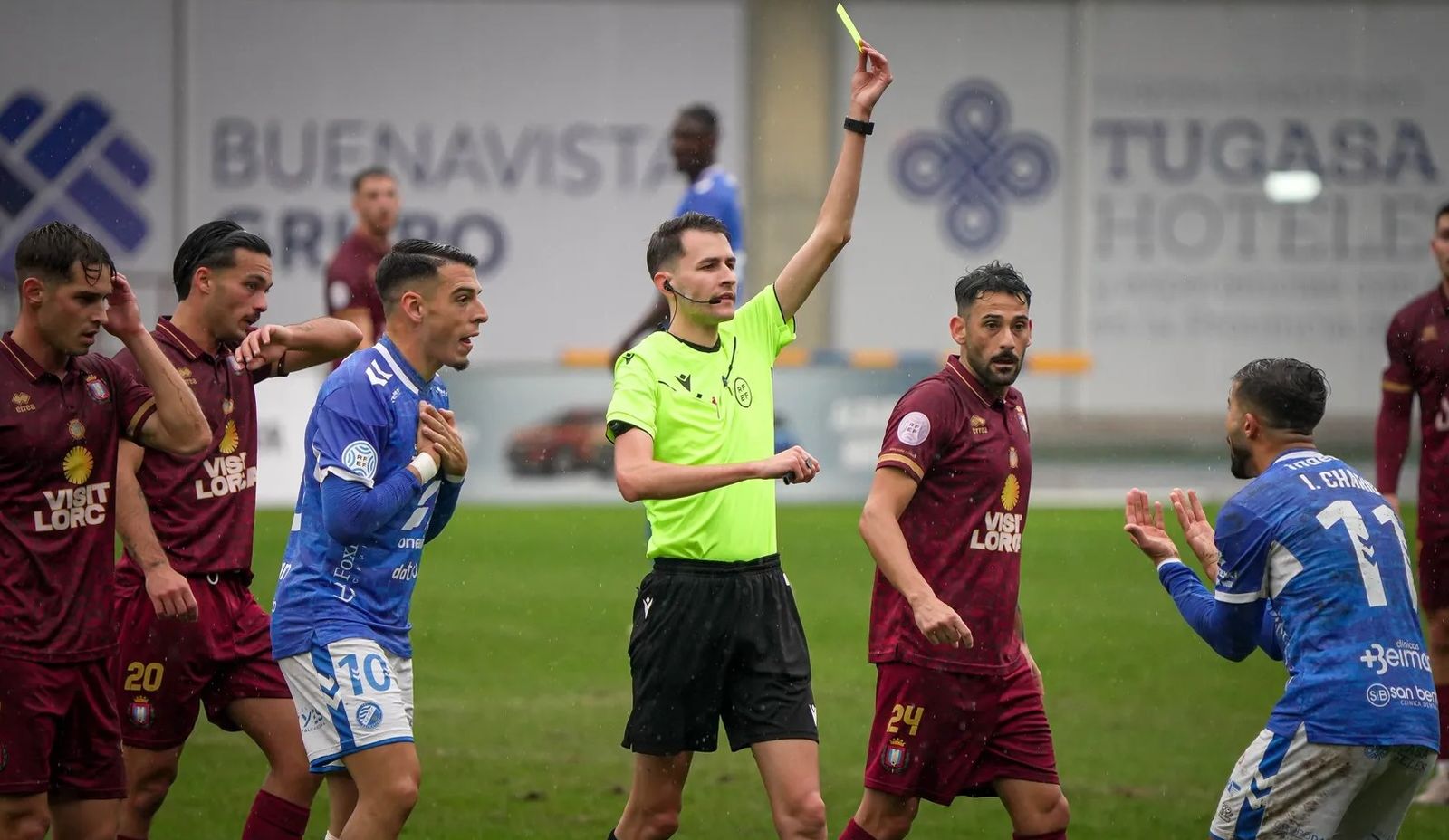 El colegiado amonesta a Ilias en el Xerez DFC-Lorca de la primera vuelta.
