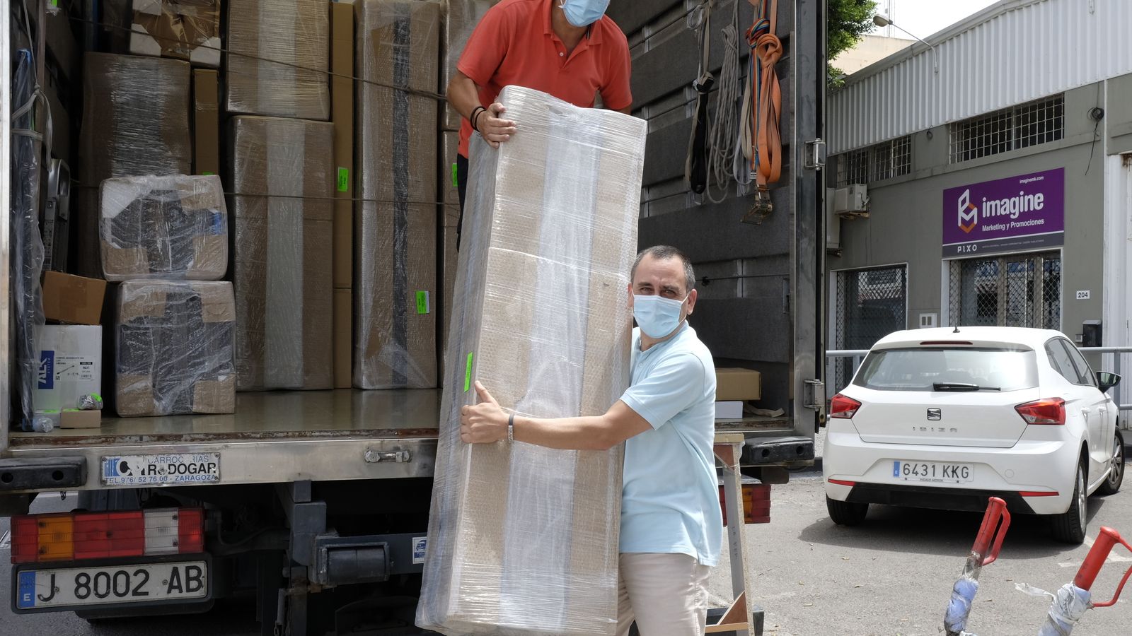 Descargando pedidos en Muebles Eurodiseño, en Almería.