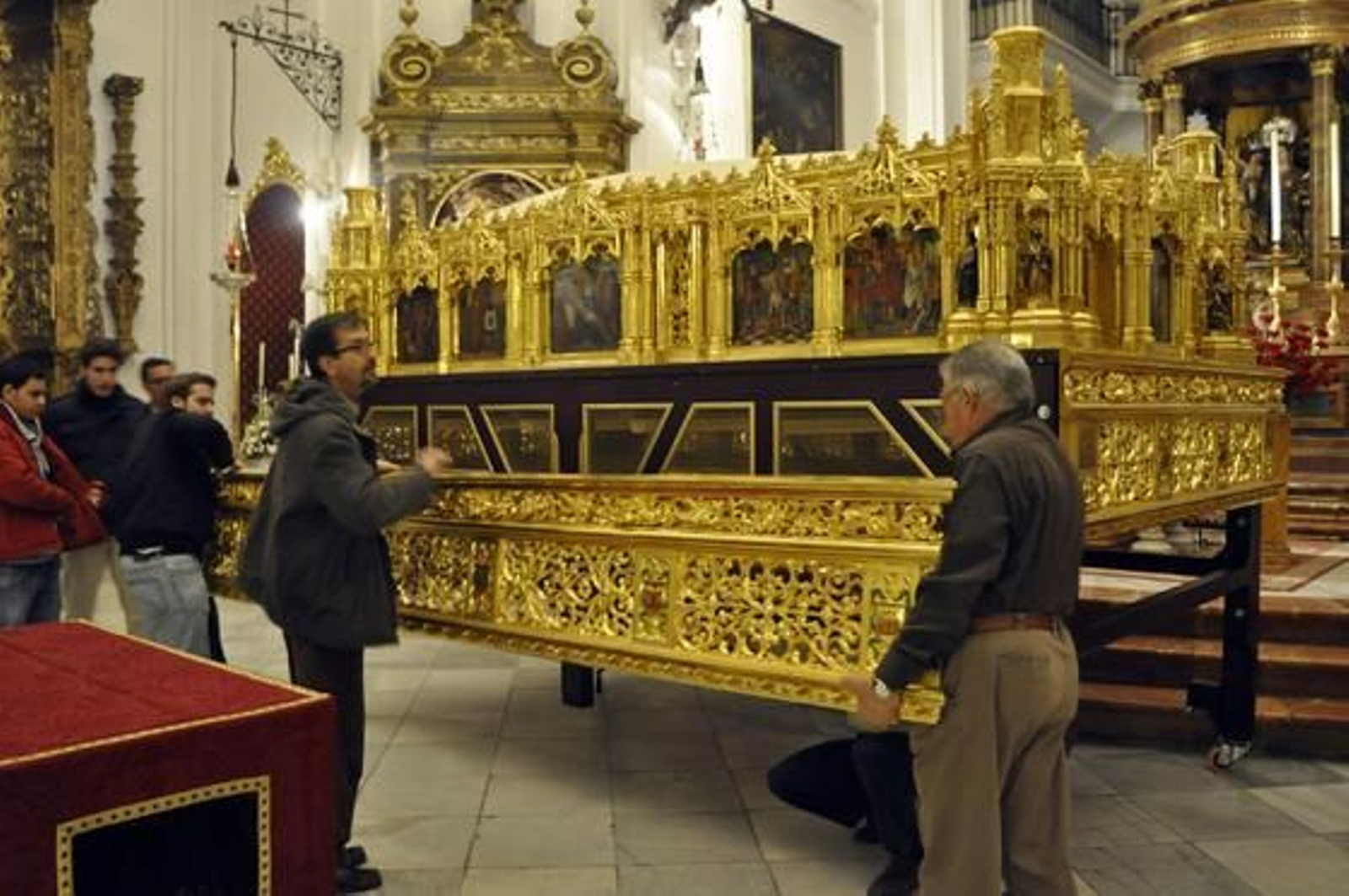 Presentación del trabajo de renovación de la Hermandad de Santa Cruz