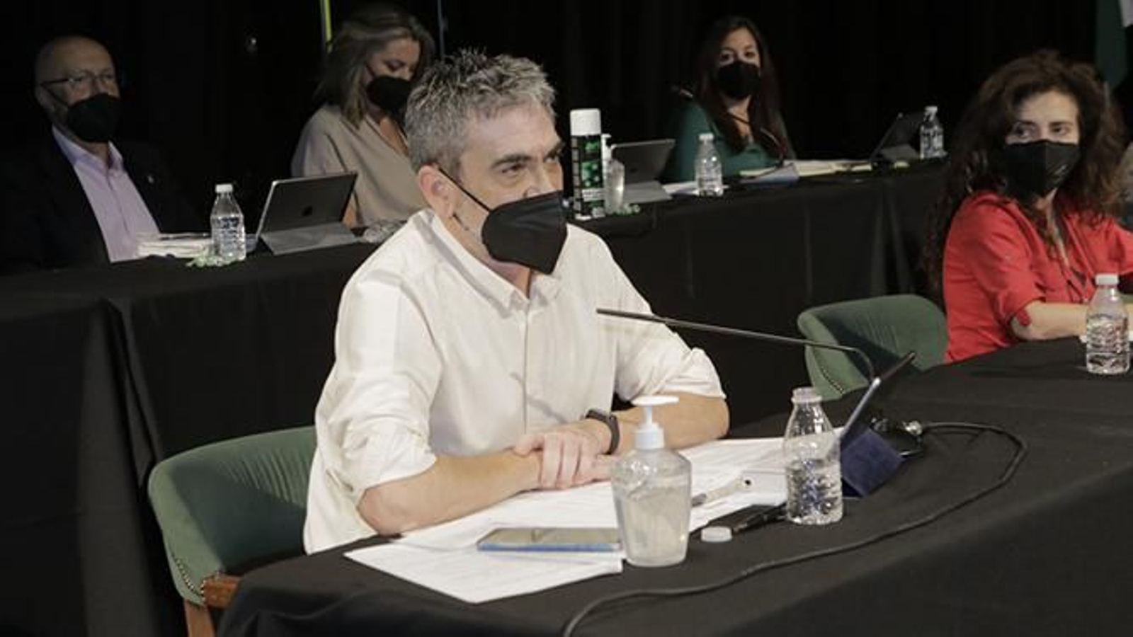 Miguel Villa, en primer plano y, a su izquierda, la concejala de Hacienda, Carmen Burgos.