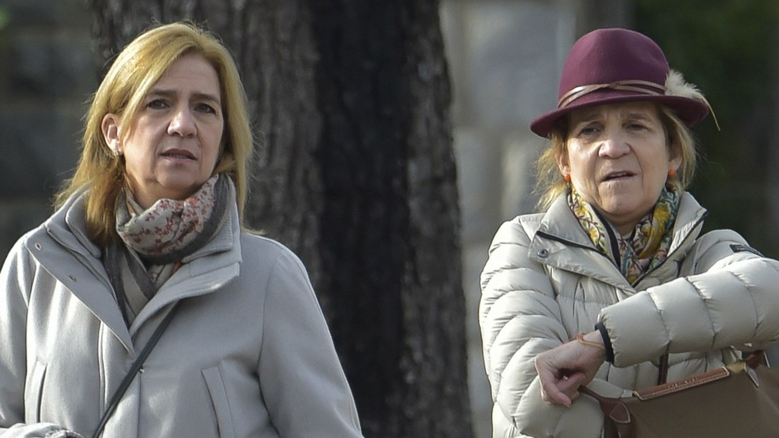 Doña Elena con su hermana, la infanta Cristina, en una visita de ésta última a Madrid.