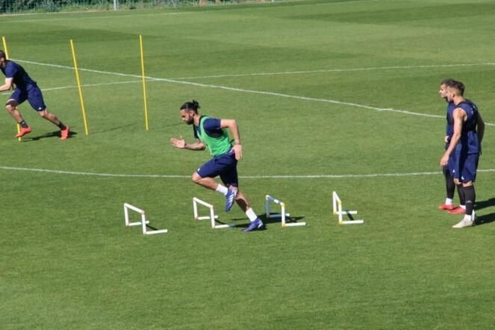 Sergio Sánchez supera unas vallas durante la sesión de este martes.