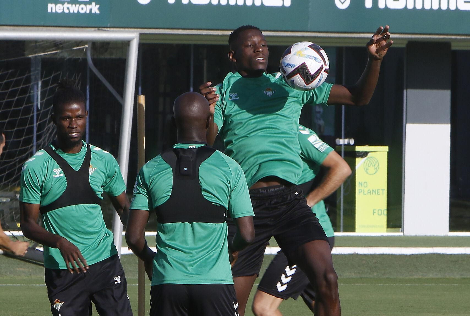El futbolista del Betis Luiz Henrique controla el balón en un ejercicio reciente de un entrenamiento en la ciudad deportiva.