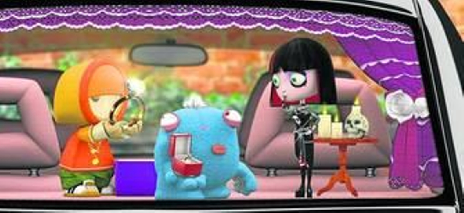1. Arriba, MC Speaker, Travis y Kawaii hacen de las suyas en el cristal trasero del coche en el que viven sus simpáticas y absurdas aventuras 2. La serie no ha variado mucho del primer capítulo piloto que hizo Genoma Animation en 2007, gracias a una idea de María del Mar Sánchez, su guionista.