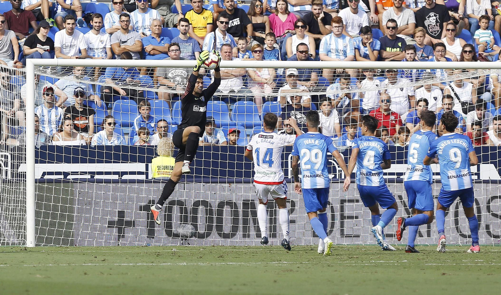 Munir atrapa el balón en un lance del partido entre el Málaga y el Rayo Majadahonda.
