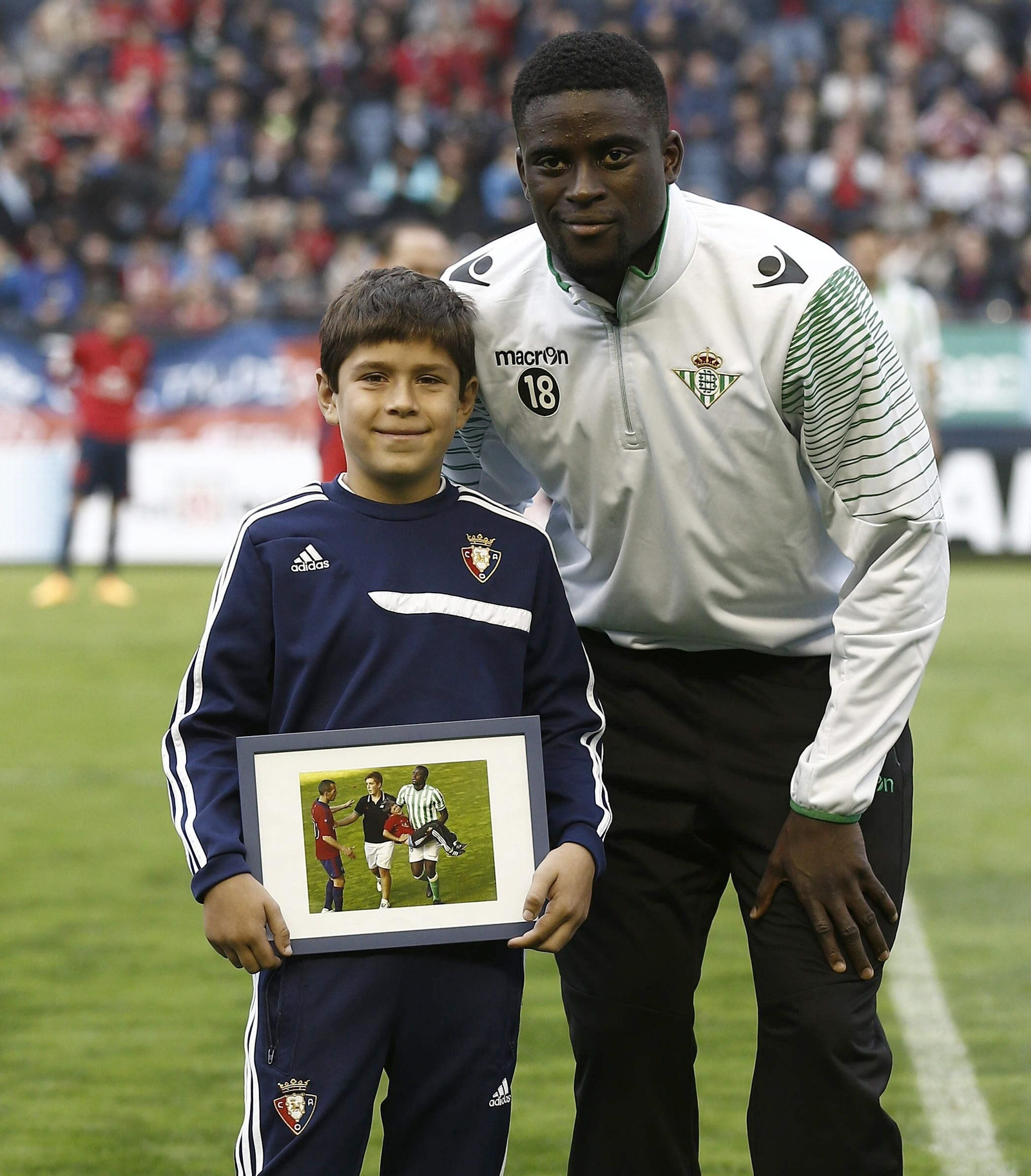 N'Diaye, con Ibai Cadena, en El Sadar.