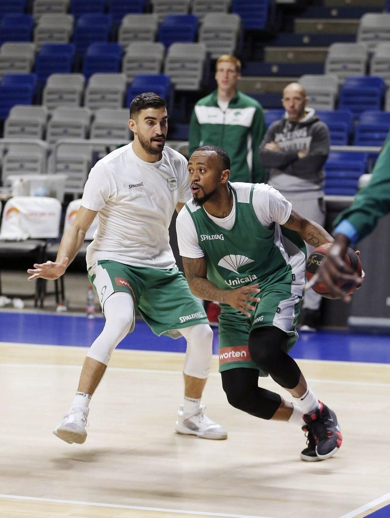 Boatright, ante Jaime Fernández en su primer entrenamiento. Boatright, ante Jaime Fernández en su primer entrenamiento.