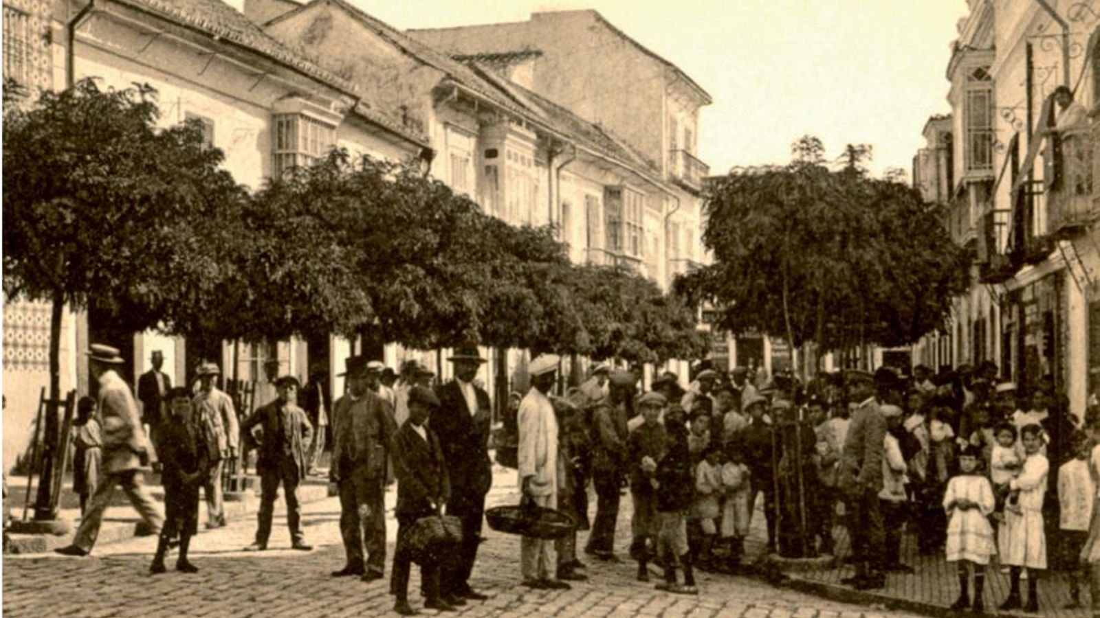 Tramo de la calle Panadería, conocido como “Plaza de la Verdura”, donde estuvo ubicado el primer mercado de la ciudad hasta el año 1819. Fotografía tomada hacia 1915.