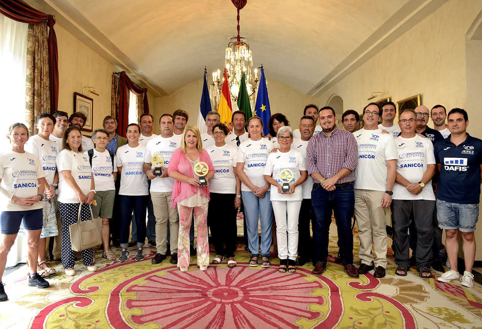La alcaldesa posa con uno de los trofeos junto a la delegación del Jerez Máster.