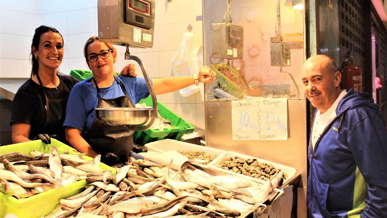 Hermanas trabajando en su puesto familiar