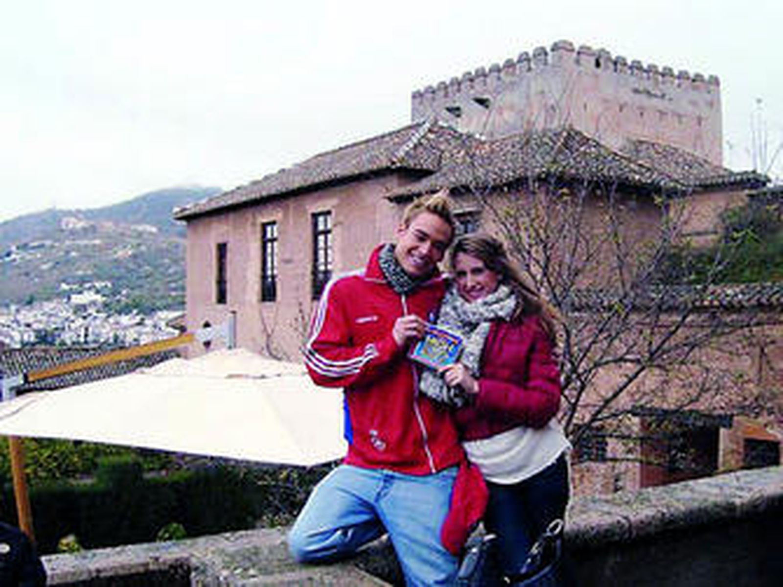 1. Una imagen del musical español que se podrá ver hoy aquí. 2. Los actores David Moreno y Ana San Martín Vázquez estuvieron hace poco en Granada para presentar el musical. 3. Los actores de la versión americana.