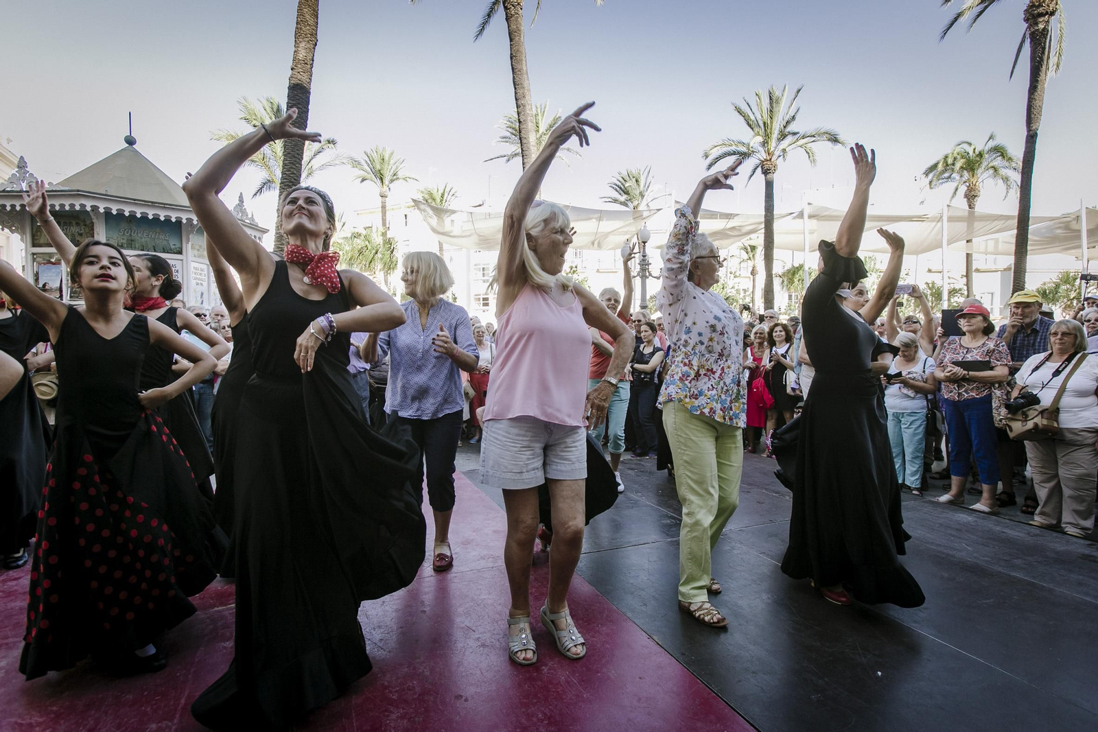 Imagen de archivo de un grupo de turistas disfrutando de la recepción con la que se encontraron en el puerto de Cádiz