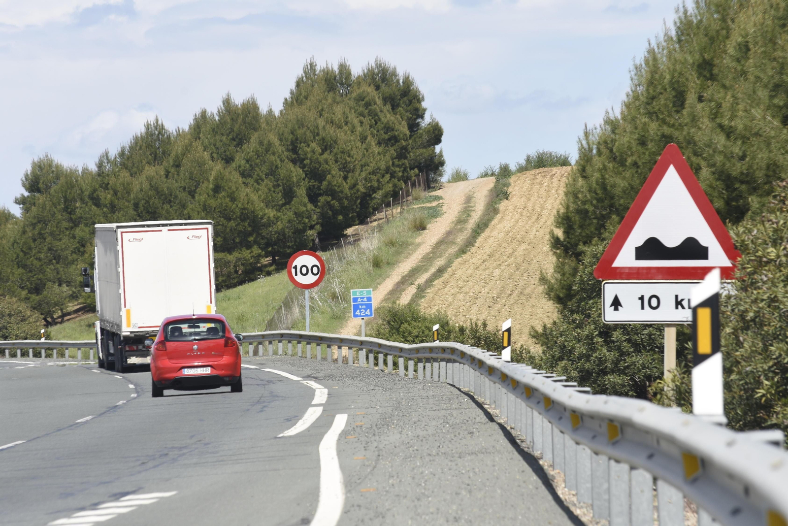 Señales de advertencia por baches y restricción a 100 kilómetros por hora, ayer, en el kilómetro 424 de la A-4.