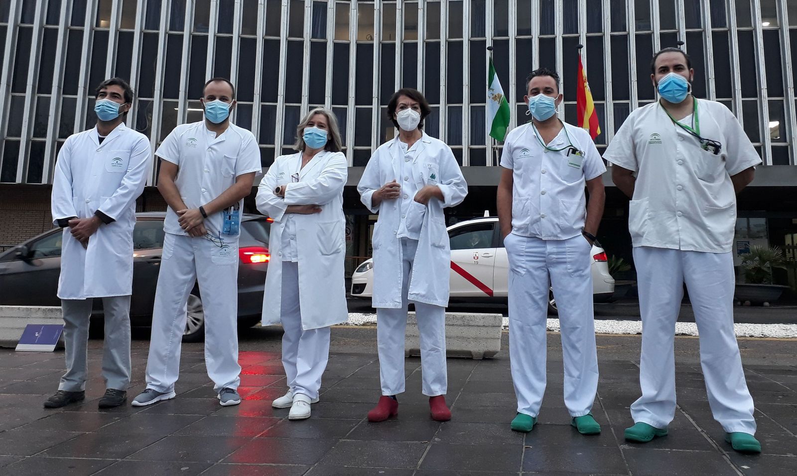 Representación de profesionales que han participado en la creación de este protocolo asistencial, con los enfermeros Pilar Sánchez Fornelino y José Ángel Morales Ortega, tercera y segundo por la izquierda.